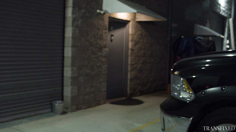 Transfixed ADULTTIME: 惊呆了 - 热跨性别瑜伽教练艾玛·罗斯 （Emma Rose） 在课堂上操 Jewelz Blu