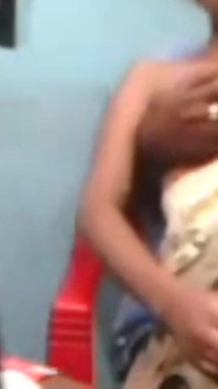 Il patrigno indiano fa sesso con la figliastra e viene sulla figa