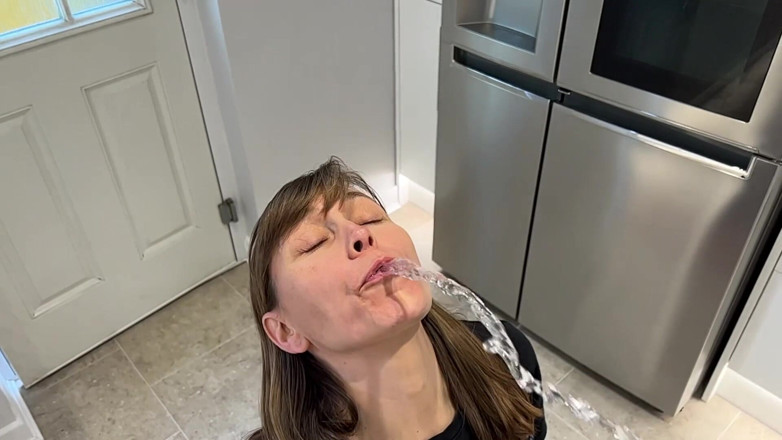 Wamgirlx: Feticcio dell'acqua in bocca al rallentatore