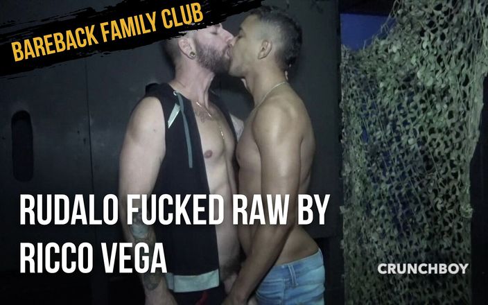 Bareback family club: Rudalo follada a pelo por Ricco Vega