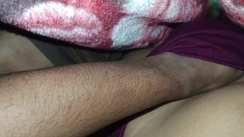 Raani16: 대학 호스텔에서 내 여친 보지 핑거링