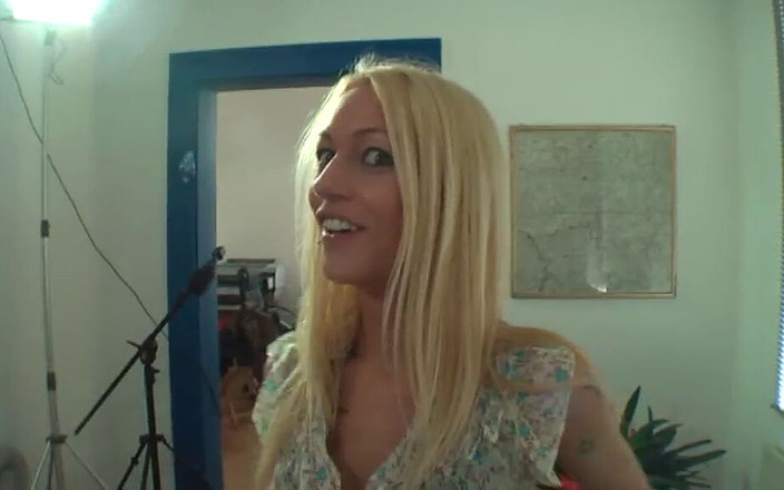 FoxyMedia: Beauté blonde aux cheveux longs et au sourire doux occasionnel