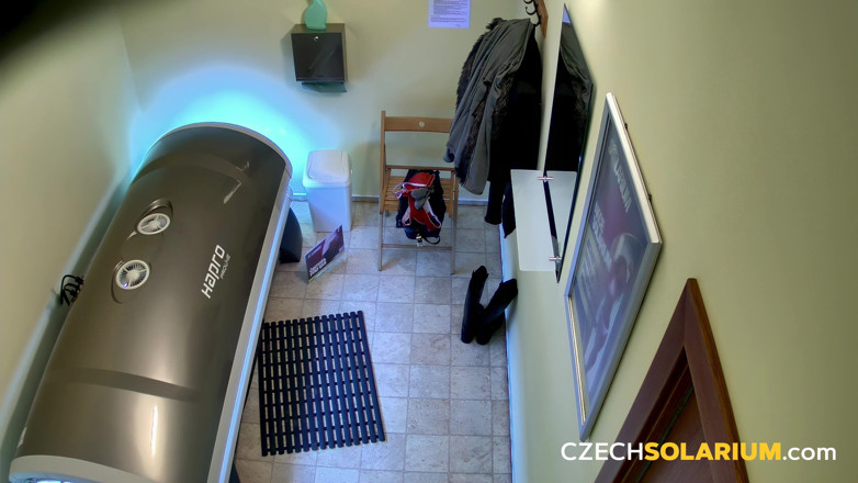 Czech Solarium: Solarium checo 19: milf muestra su coño maduro en el solarium