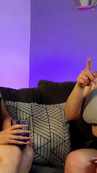 2 awek latin makan tetek besar antara satu sama lain di hujung podcast