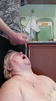 Pulă care se masturbează în bucătărie și spermă fierbinte în gura mamei vitregă