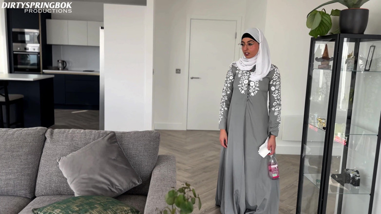 Aaliyah Yasin: Niewinna pokojówka Aaliyah Yasin odkrywa zabawki erotyczne