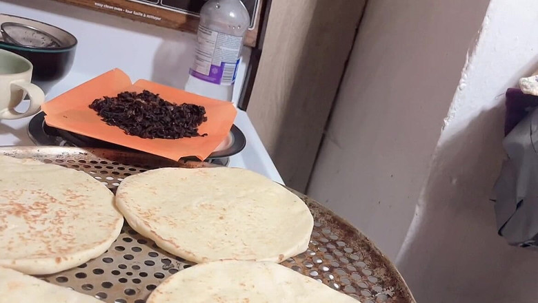 sweethanajapanese: Haha nấu pizza của cô ấy sau đó âm hộ của cô ấy làm...