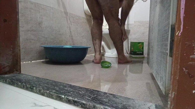 LovedSunsine1990: Vždycky jdu nahá v koupelně.