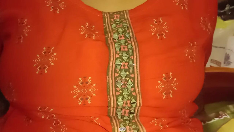 Tamil Anti Uma: Teyzeyi kitaplara yakaladım ve sıktım ve parmağımı amının içine soktum...
