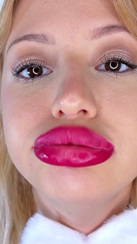 Slow motion rossetto rosso tremante rossetto raso