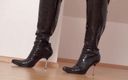 Foot Girls: Una miLF tettona bionda prova delle scarpe
