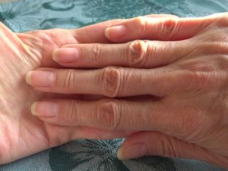 Lady Victoria Valente: Only real natural fingernails in classic length