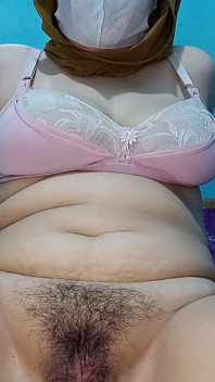 Hladová dívka s velkou velkou kundičkou čekající na šukání do ptáka