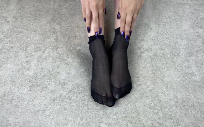Gloria Gimson: काले नायलॉन के मोज़े पहनी लड़की द्वारा पैरों से दुलार करने वाली सुंदर एकल