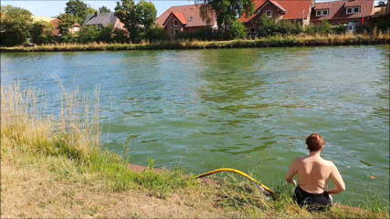 UserBitch1: Spaceruj Topless Wzdłuż Kanału