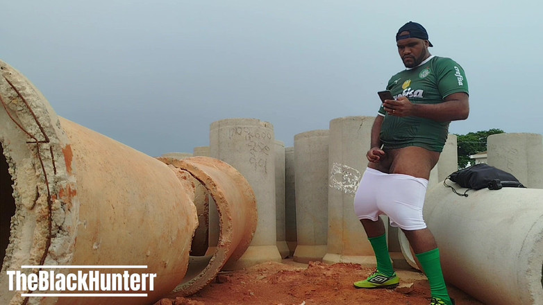 TheBlacKHunterr: Вернувшись после игры, весь в поту, я взволновал и мне пришлось кончить