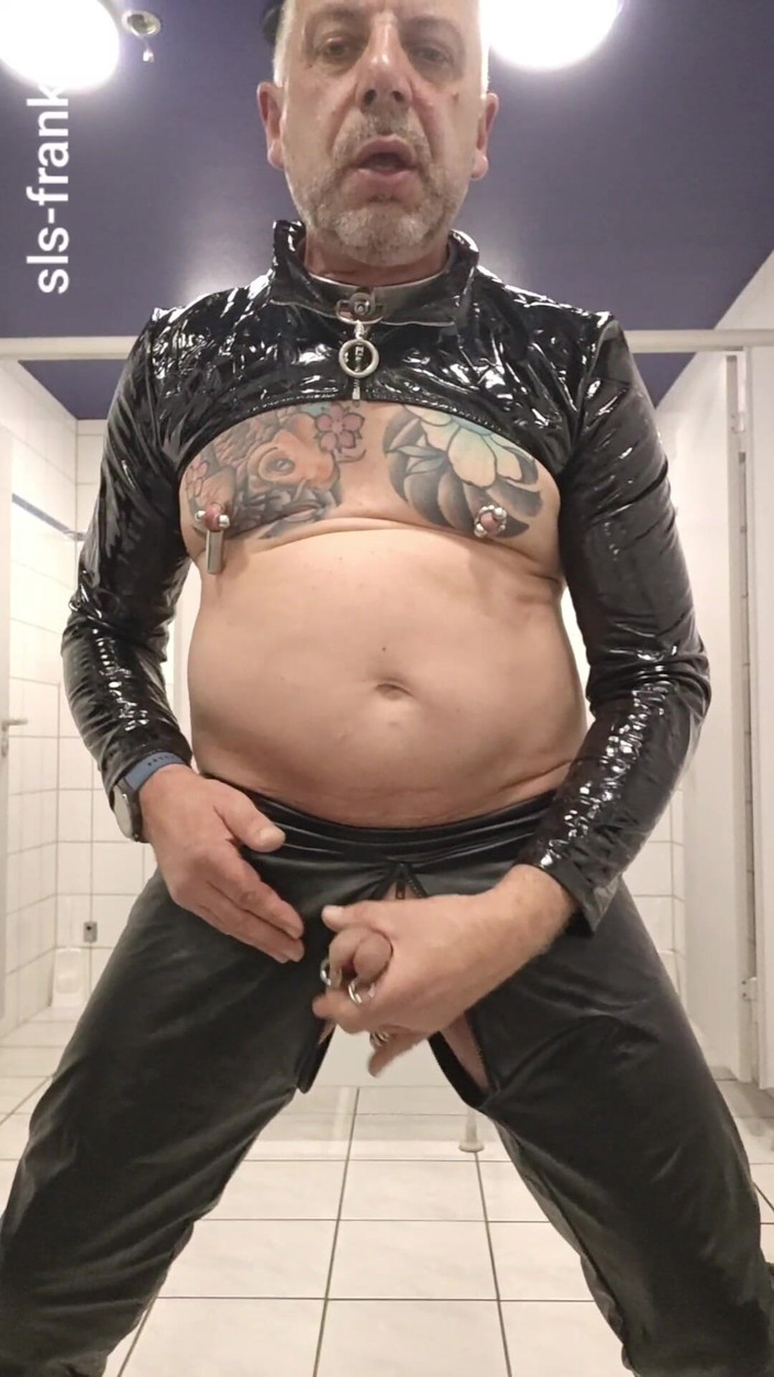 sls-frank: Sls-frank Masturberen in Pornokino Toilette in Trier