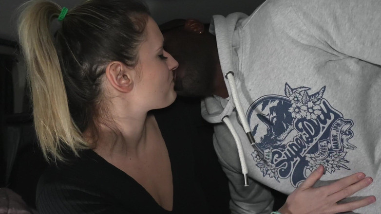 Melina May: W nocy w autobusie na parkingu