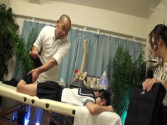 Massagem indecente de alunas.