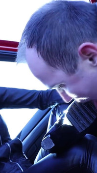 Otrok uklízí boty na veřejnosti a vydělává svůj plat