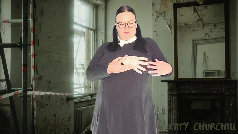 Katy Churchill: Пухлий середа Аддамс з річчю