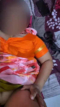 Sexig indisk hemmafru Sreejaa i orange blus och Saree knullad hårt