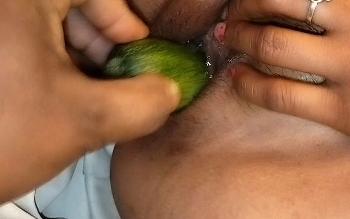 Madhu: Bihari bhabhi masturbierte mit gurke und nahm wasser aus ihrer...