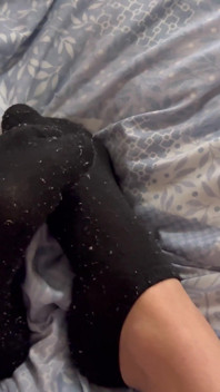 Cowok kembar seksi lagi asik mainin kaus kaki dan kakinya