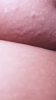 Eu aproveitei minha meia-irmã estar na cama e a convenci a fazer sexo comigo, ela tem peitos enormes