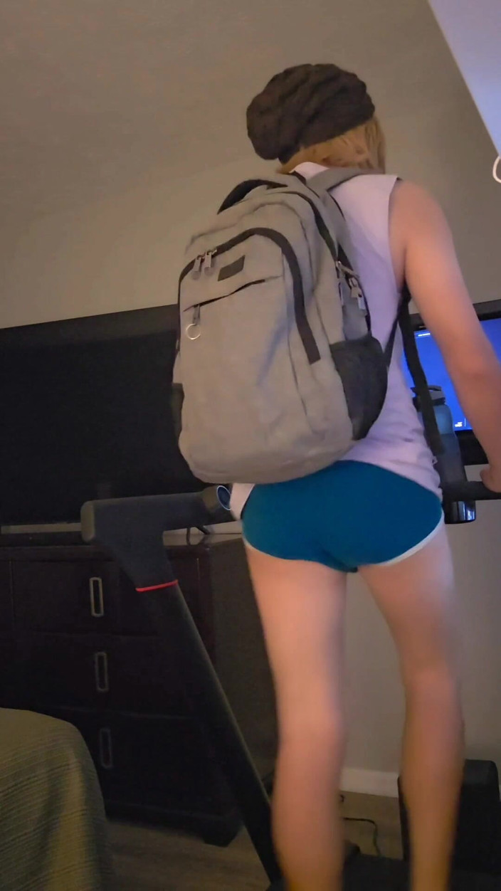 Kinkytwinkpamps: Twink chạy trên máy chạy bộ trong đồ lót