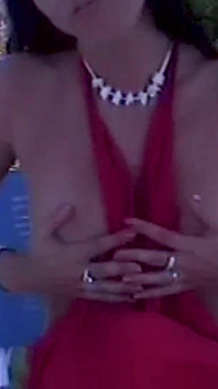 Racy Tmavovlasá MILFka - Nadržená ošukaná u bazénu