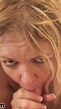 Süße blonde milf kelly Leigh pOV blowjob tief in den hals in der küche