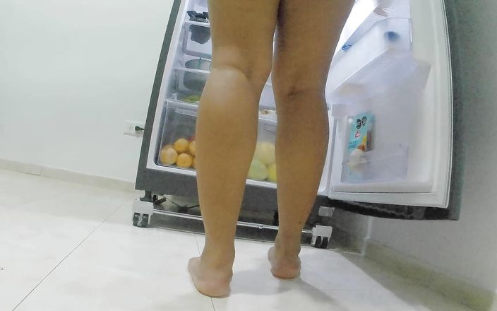 kelsyStar: Der schöne meiner stiefschwester nahm beim putzen des kühlschranks auf