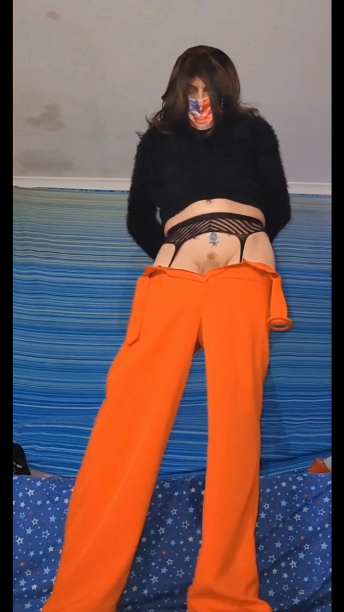 Lizzaali: Eu só amo minhas calças retrô vermelhas e removê-las é divertido...