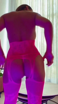 POV-blowjob Im Neonlicht Von Latina-pornostar Mianins