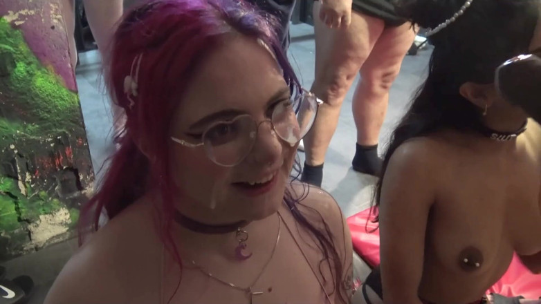 100% Amateur Gangbang and Bukkake from the UK!: สาวสวยสามคนแบ่งควยทุกตัวในห้อง