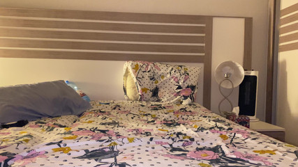 Jollyfuckingoldman: Üvey kız her iki delikten yarağını ve bir oyuncağını almak...