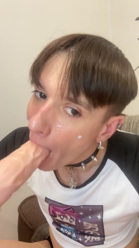 Il femboy succhia il dildo e si è bagnata tutta la faccia