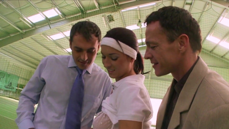 Get Your Fix: Chica de tenis doble penetrada en la cancha