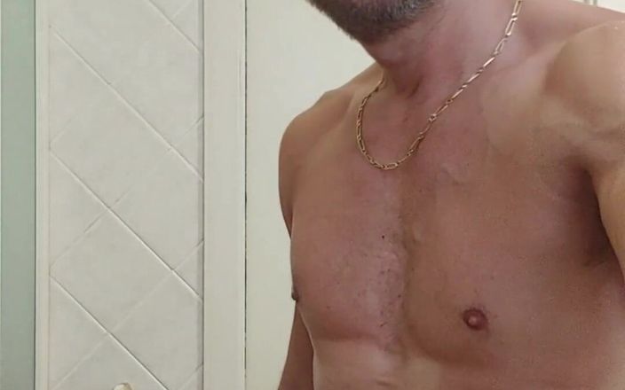 Boy jerking off: ¿Y ahora vienes a ducharme?