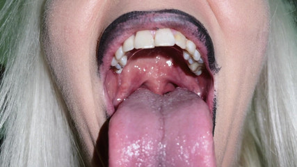 Sultry Silvea: 性感的Silvea在你的脸上吐口水