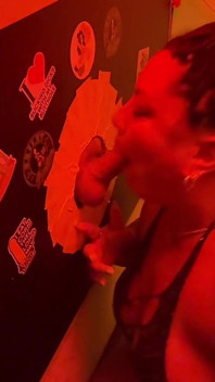 Otrogen kuk exploderar vid Gloryhole