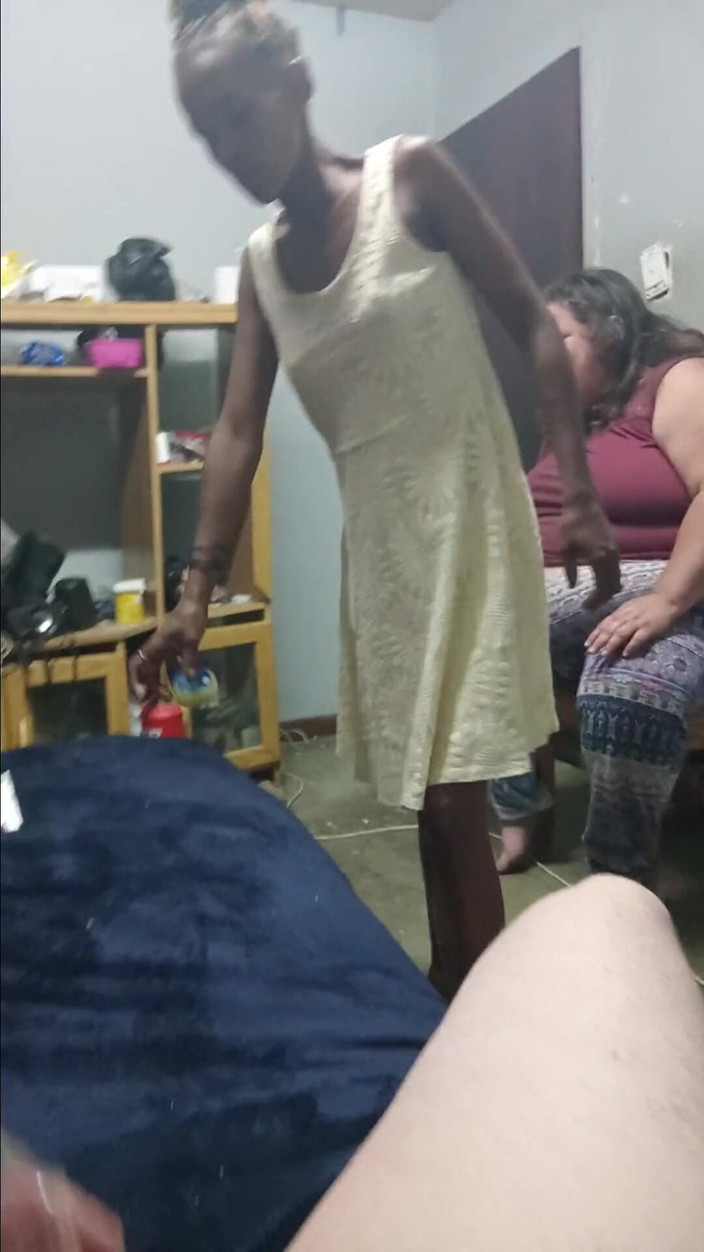 hothouse18xxx: Garota negra com cabelo trançado chupa pau do papai e...