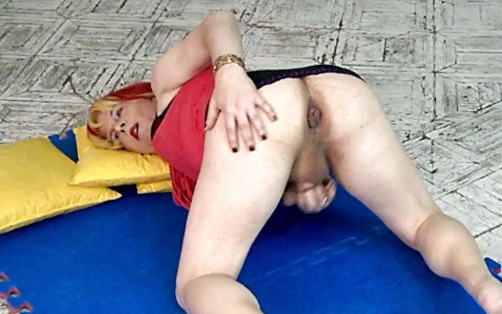 Dildo Man and Cross Hard Sex: Milenna uwielbia uprawiać gimnastykę i pokazywać swoją uroczą dupę
