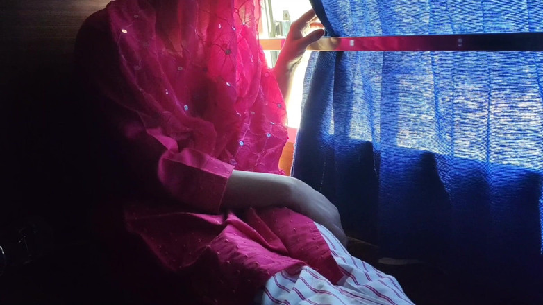 Khushboobhabi: Dívka se převléká v rozjížděném autobuse