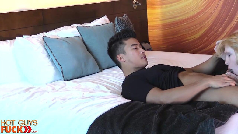 Hot Guys Fuck: Dannare! La calda pinoy jock si scopa una prostituta per...