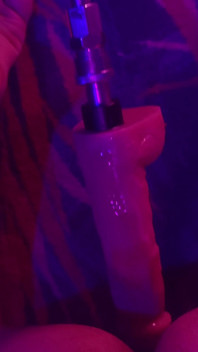 Saya suka bermain dengan dildo saya