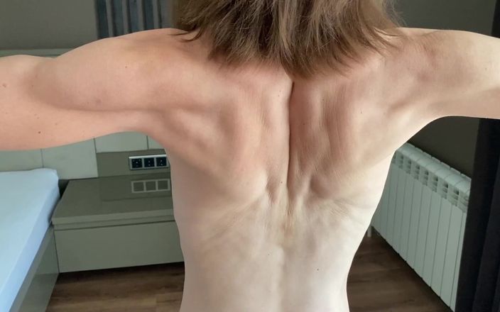 Mistress Mary: Gespierde rug &amp; biceps van meesteres Mary
