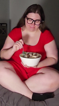 Asmr riesiger Salat-Mukbang: BBW knirschen und schlucken