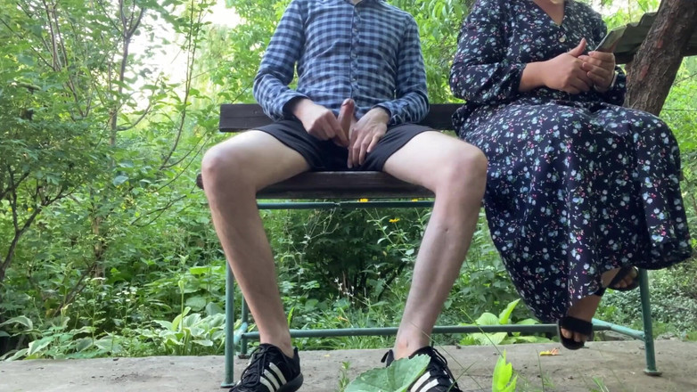 OurFetishLife: Задорная милфа дрочит незнакомцам и фотографирует на улице